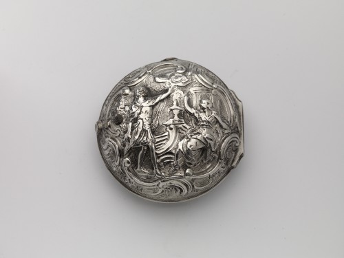 Zilveren horloge met losse buitenkant waarop een mythologische voorstelling